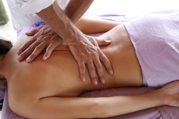 MALE MODEL OFFERS MASSAGE FOR LADIES AND COUPLES