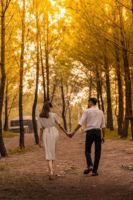 අපි  කැමතියි අපි වගේම  වැදගත් යුවලක් හදුනාගන්න.