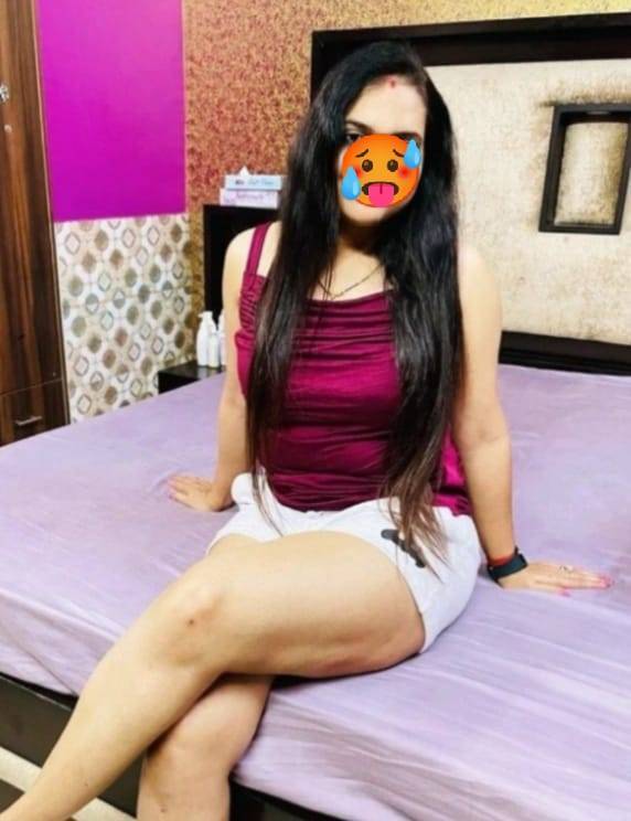 DECENT AND HOT GIRL AT wellawaththe bambalapitiya