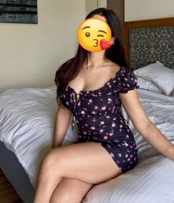sexy girl at Kollupitiya  කොල්ලුපිටිය  . ✅️அழகான தமிழ் பெண்✅️.