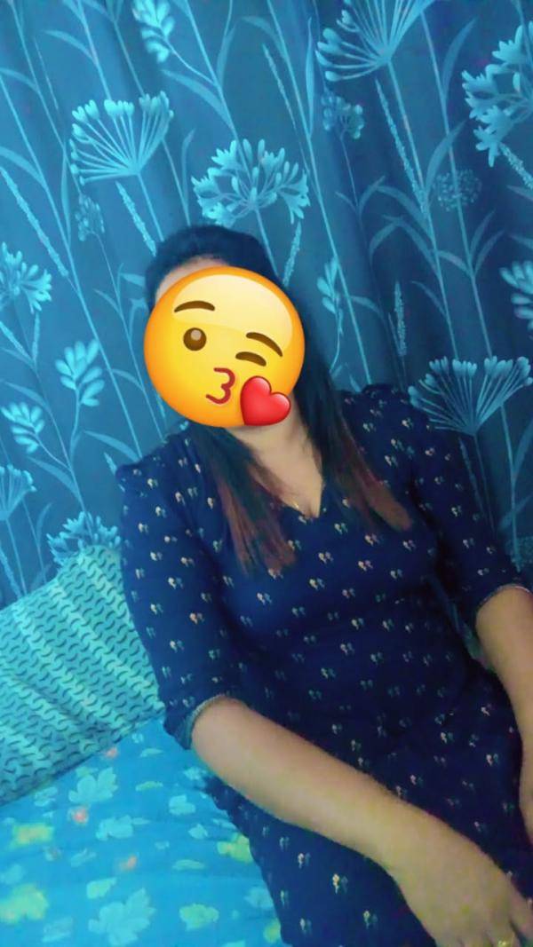 DECENT AND HOT GIRL AT  Dabulla galewela.  දඹුල්ල ගලේවෙල