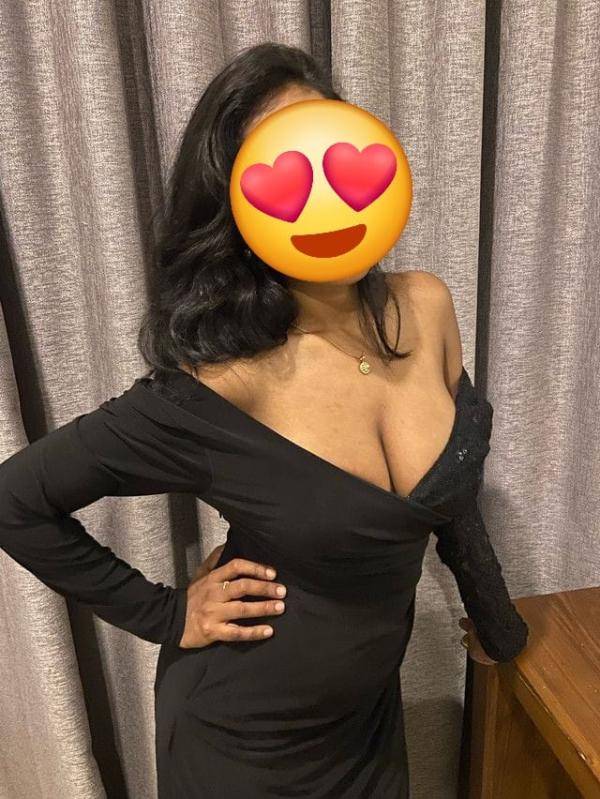 sexy muslim girl at Kollupitiya කොල්ලුපිටිය. ✅️அழகான தமிழ் பெண்✅️