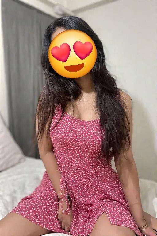 DECENT AND HOT GIRL AT Kollupitiya