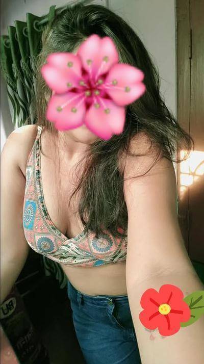 HOT GIRL AT NEGOMBO, KOCHCHIKADE මීගමුව කොච්චිකඩේ