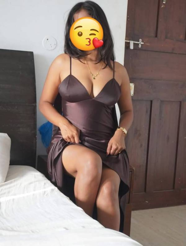 Hot tamil GIRL AT bambalapitiya